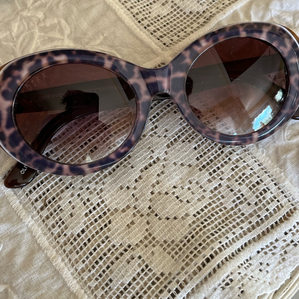 Diff Eyewear Olivia Tortoiseshell Oval Sunglasses… - image 2